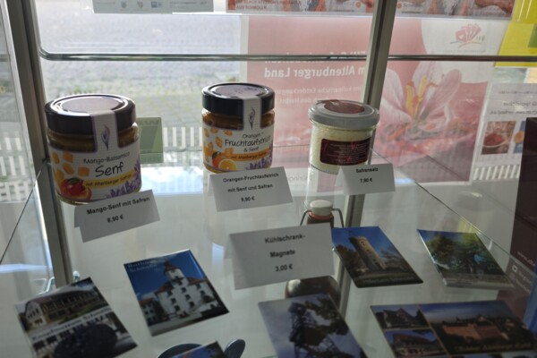 Safran-Souvenire im Bürgerservice Detailaufnahme der Safran-Souvenire, wie Safran-Senf oder Safran-Salz, im Bürgerservice