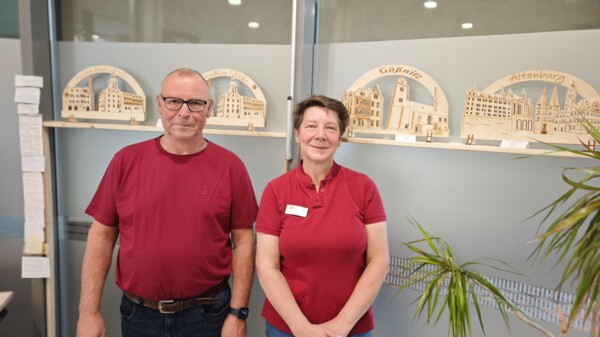 Ingolf Deierlein und Jana Hiller vom Bürgerservice vor den neuen Schwippbögen