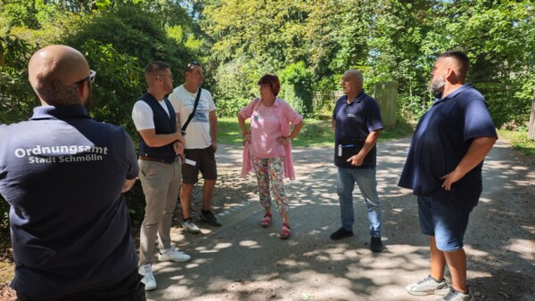 Kollegen vom Ordnungsamt, Verkehrsbehörde, Friedhofswesen, Bürgermeister und Stadtratsmitglied Rauschenbach begutachteten die Parksituation auf dem Friedhof. Kollegen vom Ordnungsamt, Verkehrsbehörde, Friedhofswesen, Bürgermeister und Stadtratsmitglied Rauschenbach begutachteten die Parksituation auf dem Friedhof.