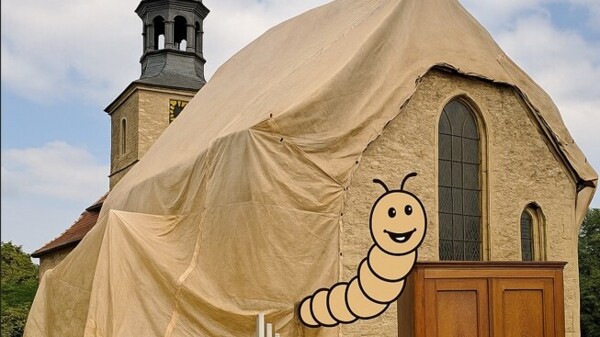 KI generiertes Bild: Holzwurm-Animation vor verhüllter Kirche