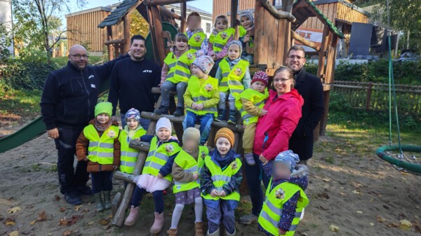 Gruppenbild Kita Rasselbande mit Warnwesten
