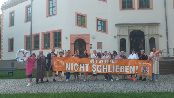 Gruppenfoto der Tatami-Unterstützer mit Banner
